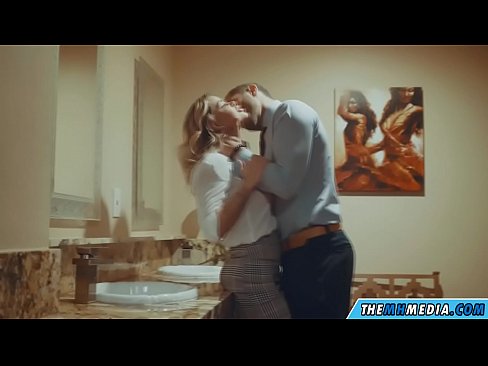 ❤️ جب ایک خوبصورت سنہرے بالوں والی آپ کو عوامی بیت الخلاء میں مائل کرتا ہے۔ ❤❌ پر ur.mouthporn.ru ️❤